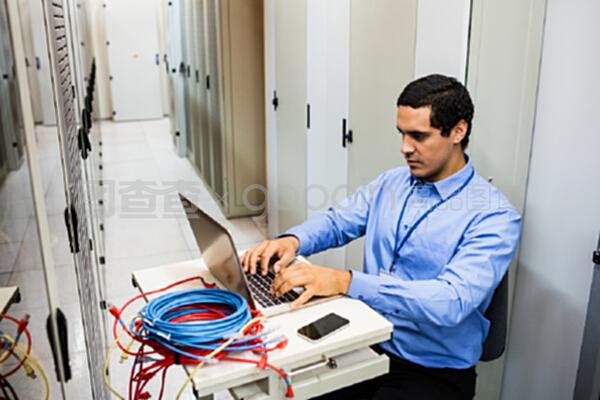 技術(shù)員如何高效執(zhí)行筆記本電腦上的計(jì)算機(jī)網(wǎng)絡(luò)系統(tǒng)工程服務(wù)